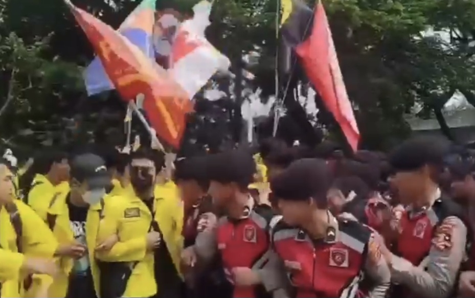 Jalur Diblokade Aparat, Mahasiswa UI Tertahan di Semanggi saat Menuju Bundaran HI