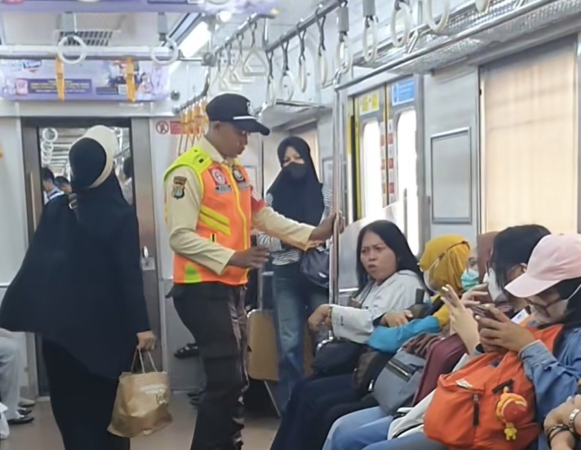 Lagi Drama KRL Green Line! Penumpang Wanita Terlibat Cekcok, Security Turun Tangan