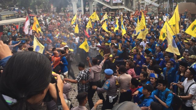 Ricuh di Depan DPR RI, Demo PMII Memanas Usai Pembakaran Keranda dan Bentrokan dengan Polisi