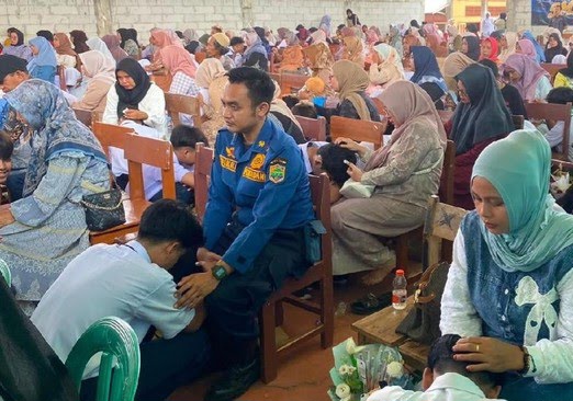 Haru! Petugas Damkar di Ciamis Gantikan Ortu Siswa Untuk Ambil Rapor