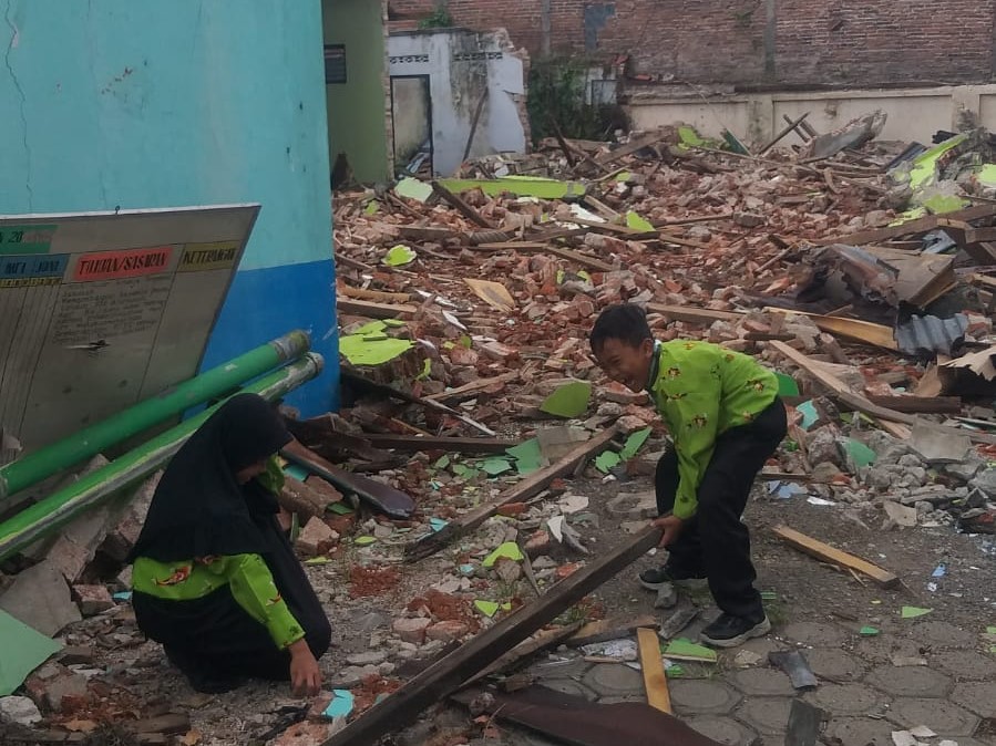 Gedung SDN Tlogo 2 Blitar Dibongkar untuk KDMP, Siswa Terpaksa Belajar di Tengah Proyek