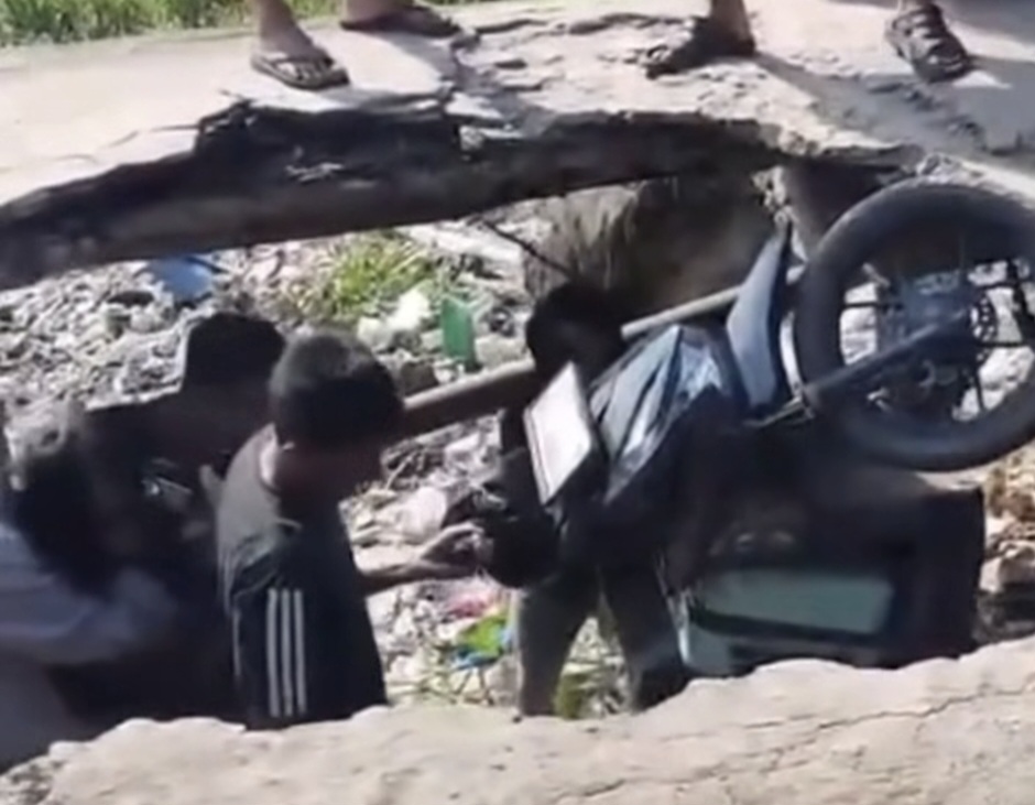 Jalan Amblas di Kabupaten OKI, Pengendara Motor Terperosok