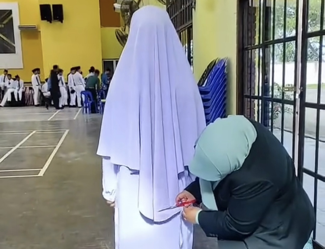 Siswi Ini Menangis Sedih Karena Guru Memotong Kerudung Baru Pemberian Ayahnya, Tuai Sorotan