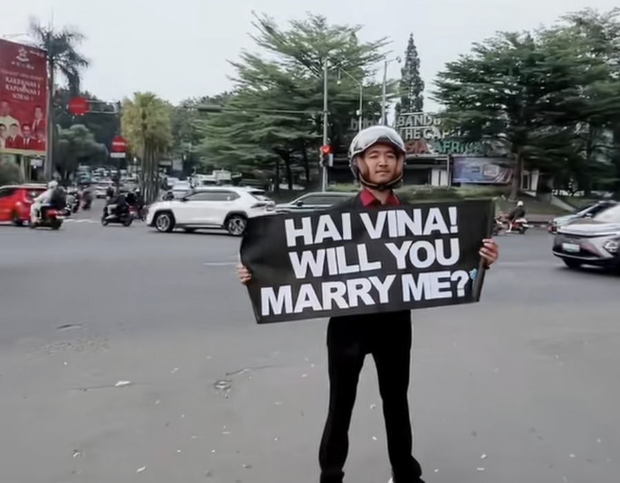 Momen Pria Ini Lamar Kekasihnya di Lampu Merah, Netizen: Lebay Gak Sih