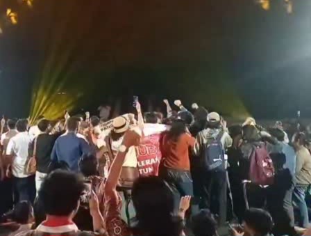 Mahasiswa Geruduk Panggung Diskusi UGM, Nusron dan Budiman Sudjatmiko Diduga Kabur