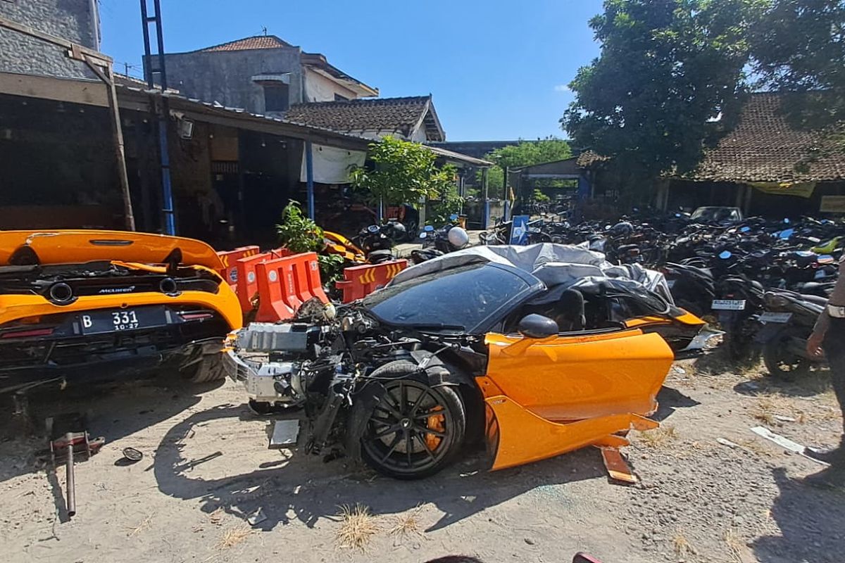Alami Kecelakaan Tunggal di Sukoharjo, Mobil Mewah McLaren Milik Gamer Ringsek Terbelah Dua