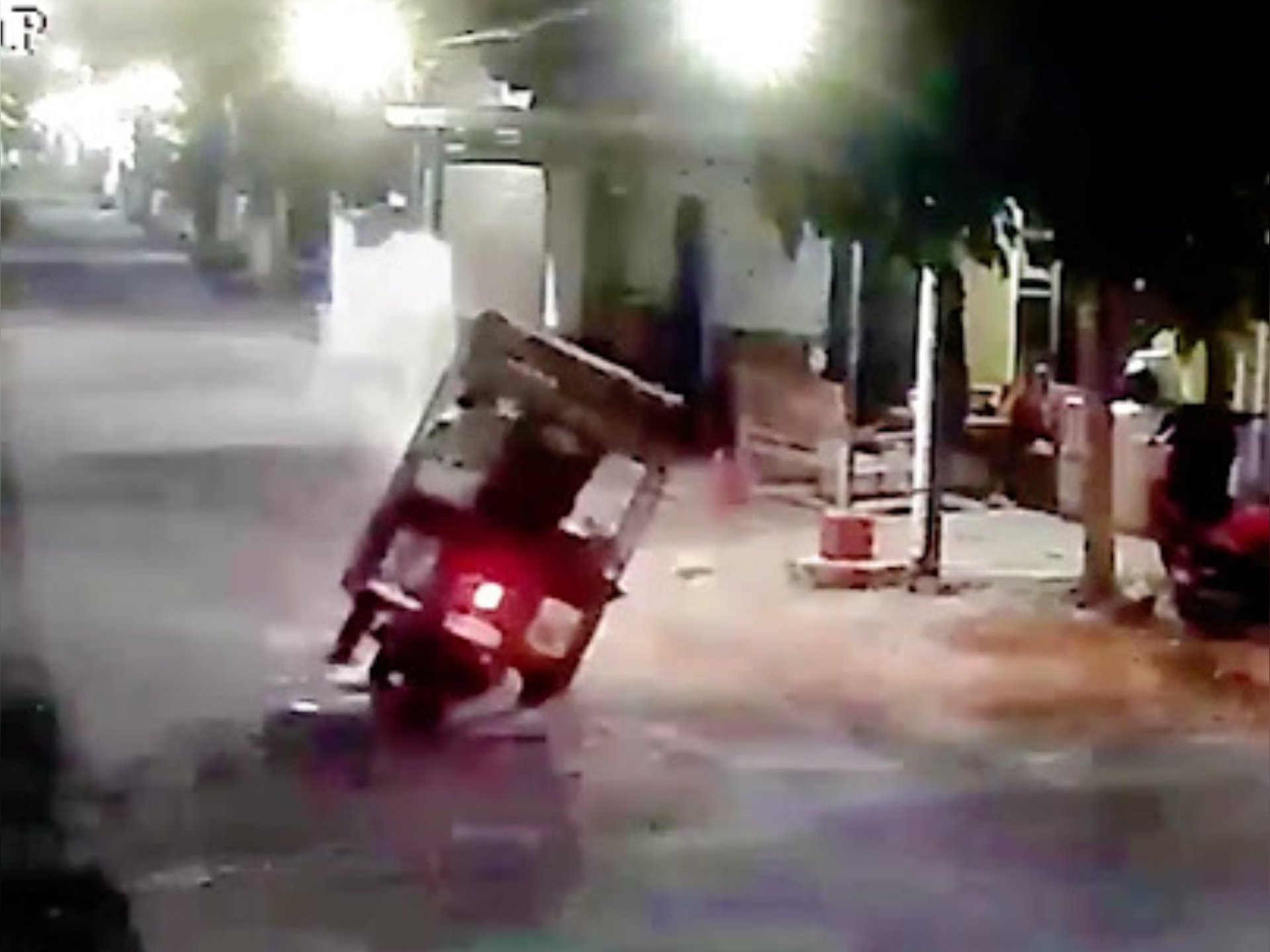 Tragis! Tukang Bakso Keliling Terjungkal dan Tersiram Kuah Panas Gara-Gara Polisi Tidur