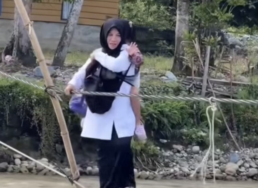 Pilu! Guru di Aceh Bertaruh Nyawa Sebrangi Sungai dengan Seutas Tali Demi Bisa Mengajar