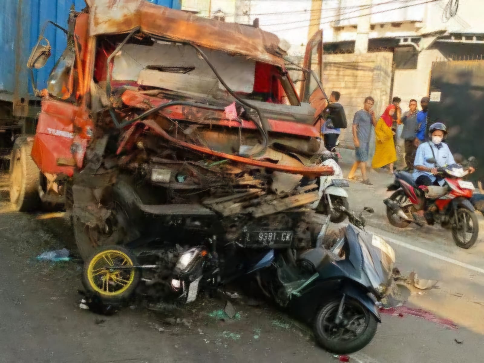 Truk Kontainer Hilang Kendali Tabrak Lima Motor di Pasuruan, Tiga Orang Meninggal Dunia