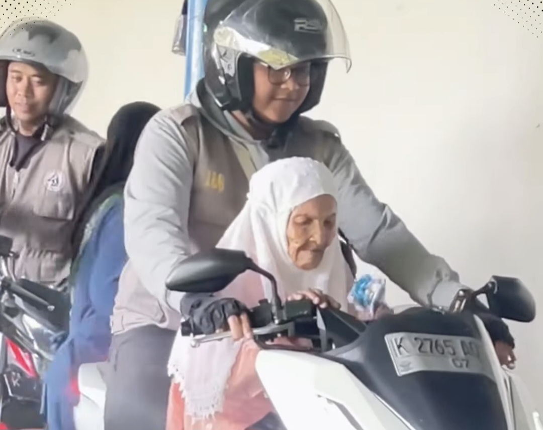 Viral Seorang Nenek Naik Ojek Bikin Netizen Salfok Karena Cara Duduknya