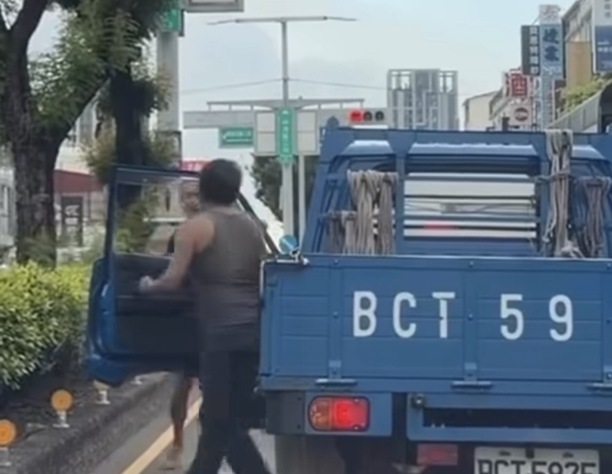 Viral Oknum Preman Bawa Sajam dan Tantang Sopir Truk Duel, Endingnya Langsung Kabur