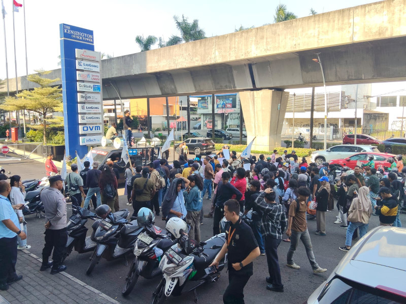 Ratusan Massa Geruduk Kantor Hotman Paris di Kelapa Gading