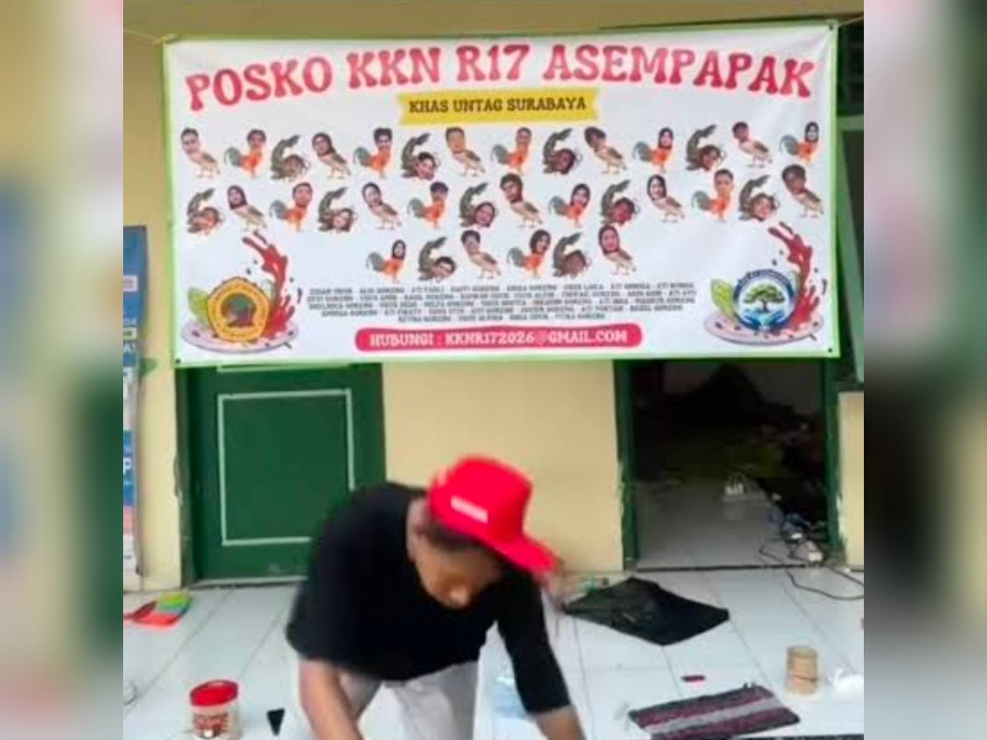 KKN Dikira Warung? Spanduk 'Nyeleneh' Mahasiswa Untag Bikin Nenek di Gresik Bingung