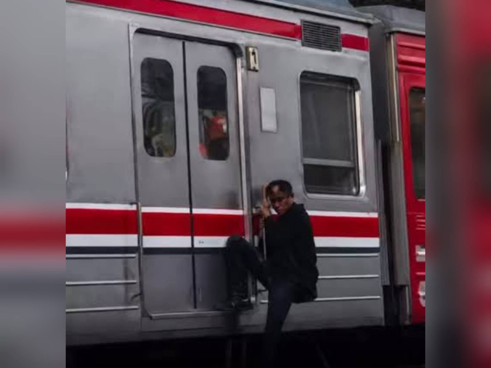 Bikin Geger! Pria Mabuk Nekat Bergelantungan di Luar KRL, Kini Di Blacklist KAI