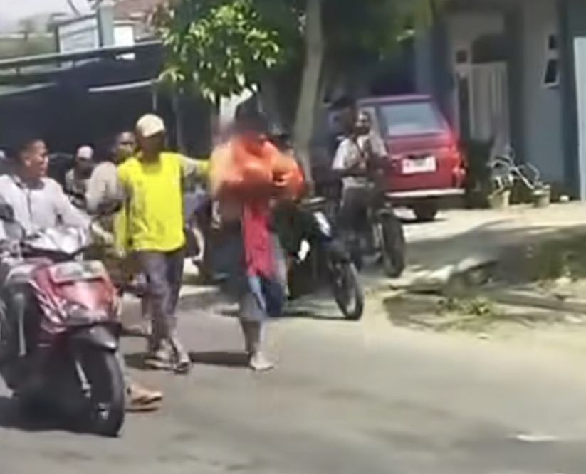 Maling Curi 1,5 Kuintal Buah Naga di Banyuwangi Diarak Warga Ke Kantor Polisi