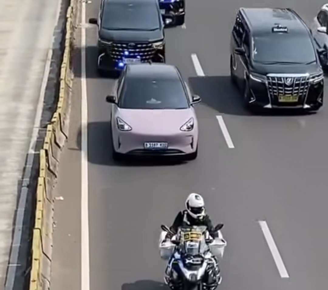 Keren! Pemobil Ini Tak Mau Pindah Jalur saat Patwal dan Mobil Pejabat Melintas