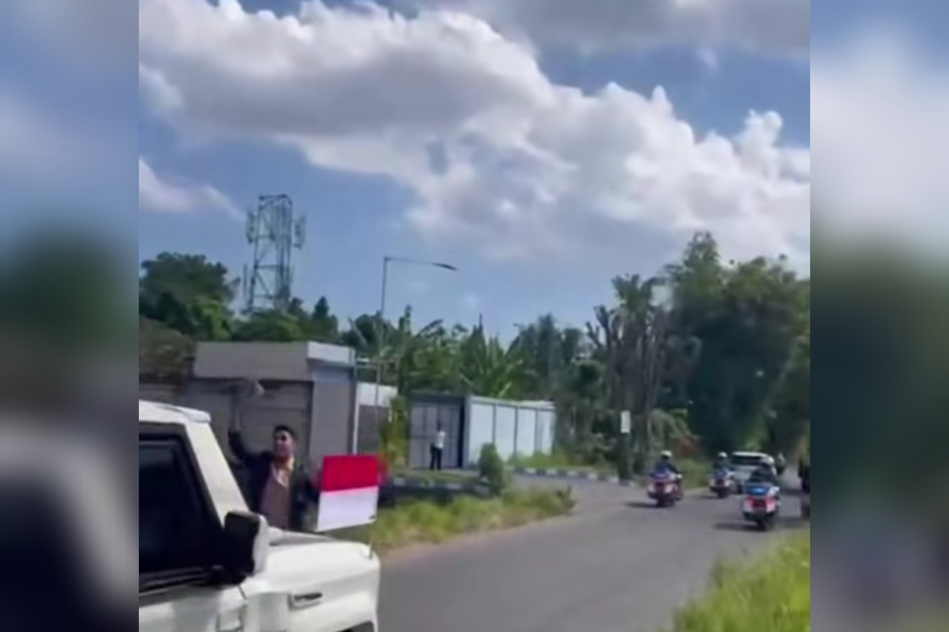 Demi Berikan Tuntutan, Mahasiswa UNRAM Nekat Hadang Mobil Presiden Prabowo di Lombok