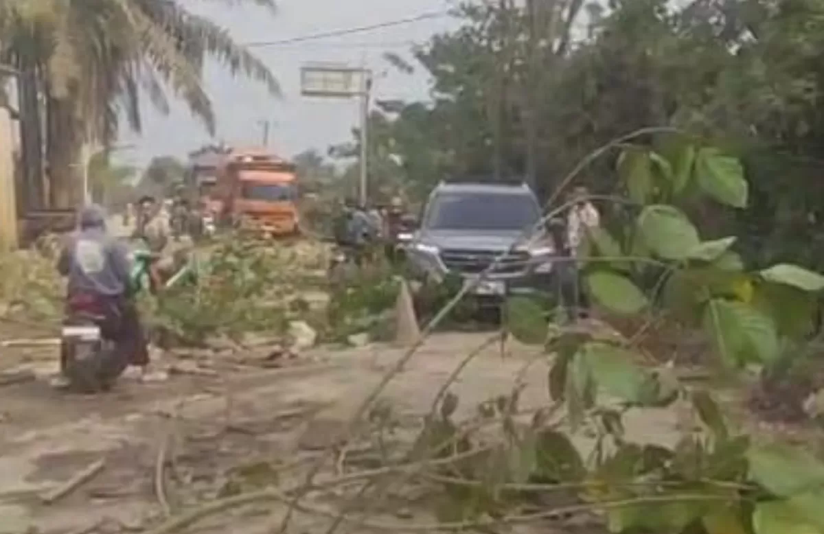 Warga Jagabaya Blokade Jalan Parungpanjang-Tangerang
