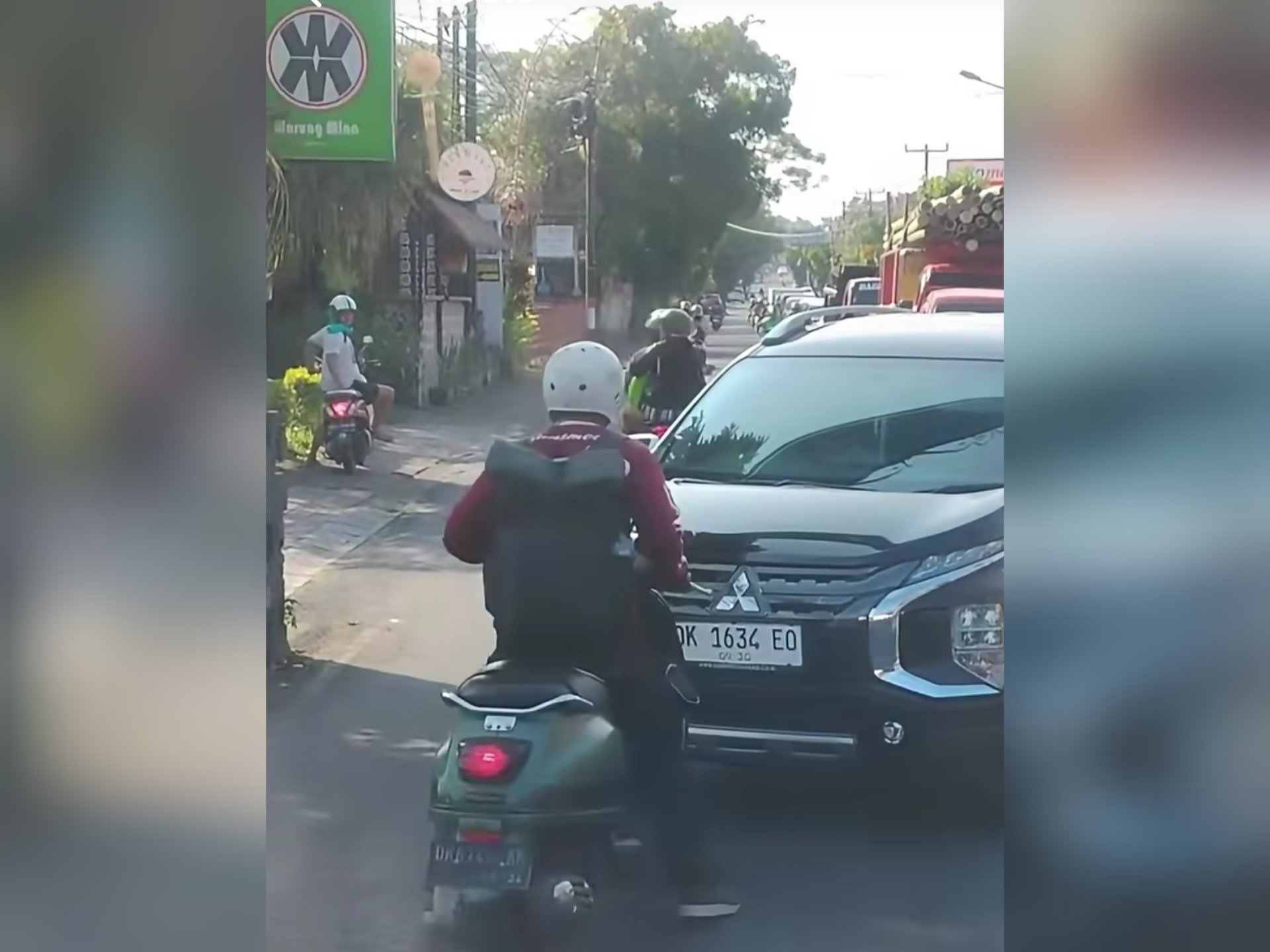 Video Viral Mobil vs Motor Saling Tabrak di Gianyar Bali