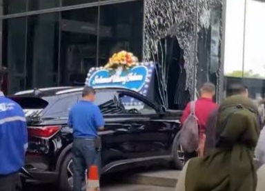 Mobil Tabrak Gedung di SCBD hingga Kaca Pecah