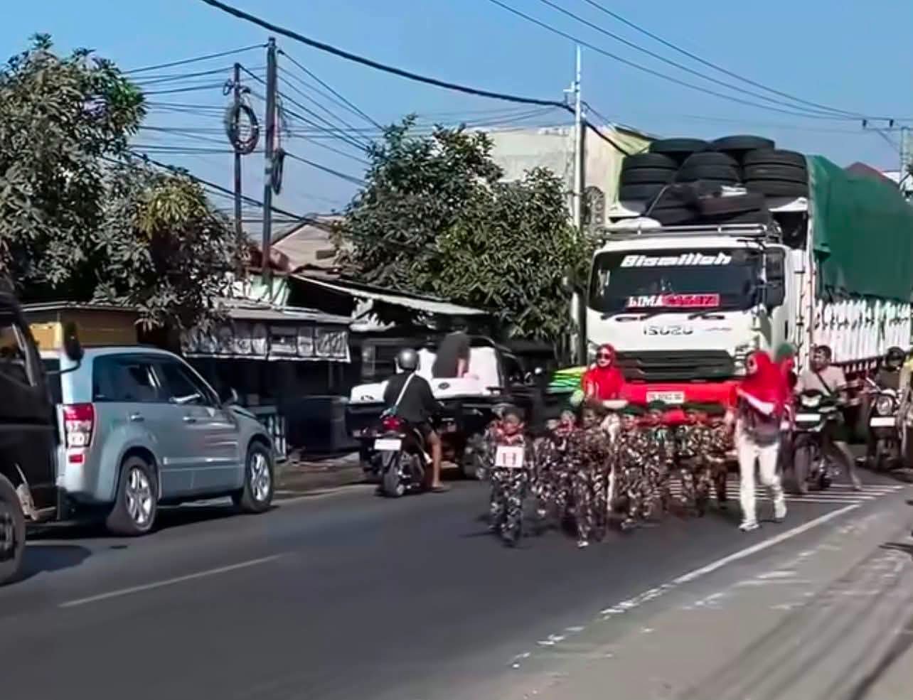 Aksi Karnaval Anak di Tengah Jalan Utama Jadi Sorotan Netizen