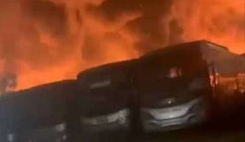 50 Bus Sinar Jaya Terbakar Hebat, Ledakan Terdengar Berkali-kali hingga Bikin Panik