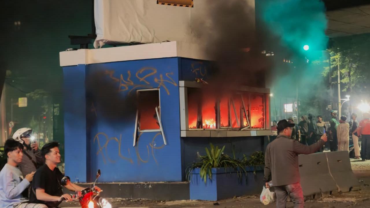 Pos Polisi di Bawah Flyover Slipi Dibakar Massa, Polisi Tembakkan Gas Air Mata