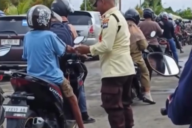 Bikin Mewek! Satpam SPBU di Sorong Obati Warga Korban Kecelakaan yang Lagi Antre BBM