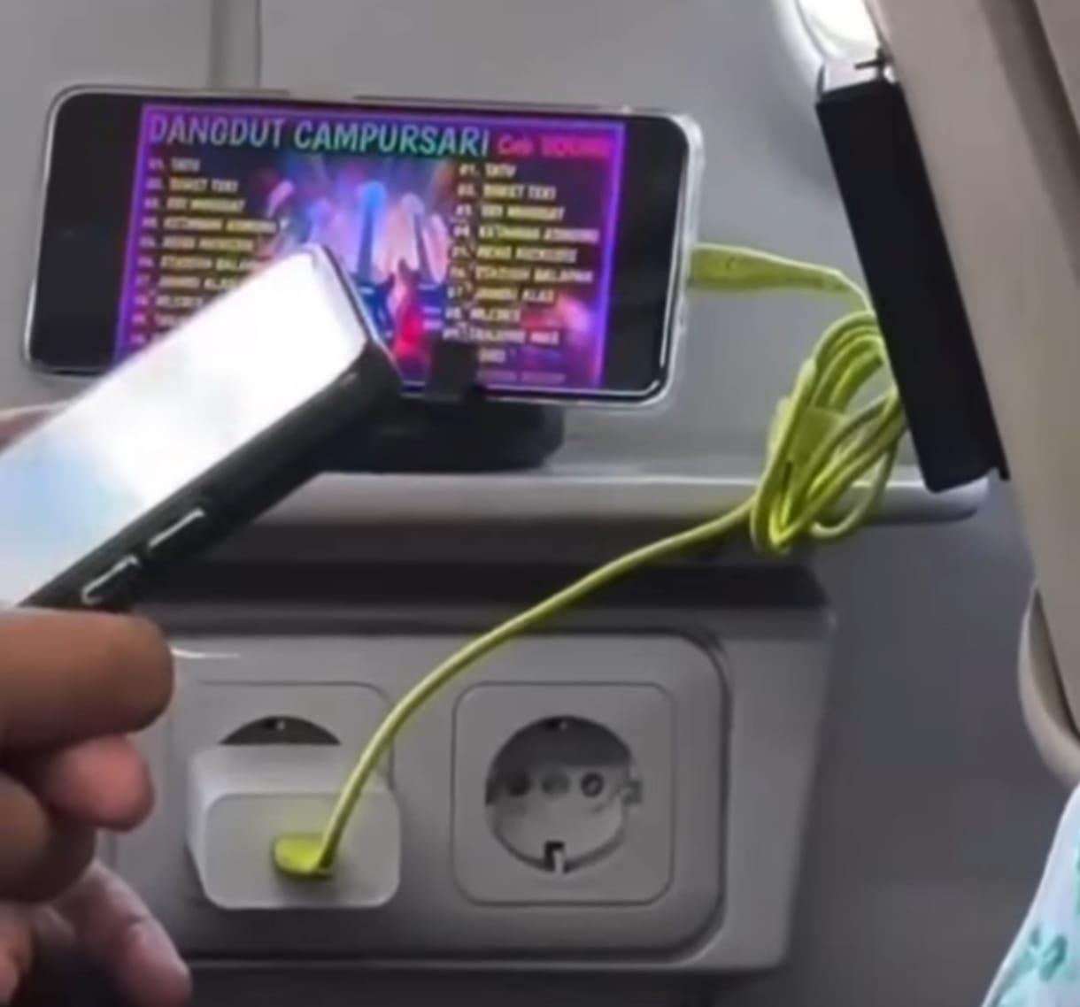 Penumpang KRL Terganggu Suara Dangdut Campursari Tanpa Earphone, Tuai Sorotan Warganet