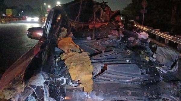 Diduga Ngantuk, Sopir Mobil Pajero Tabrak Truk Semen di Tol Jagorawi