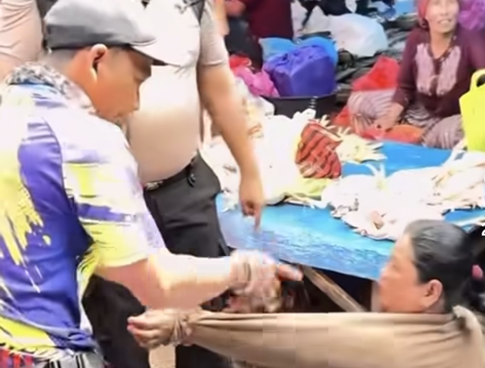 Seorang Ibu di Wajo Tertangkap Diamankan Warga Diduga Curi Ayam di Pasar Solo