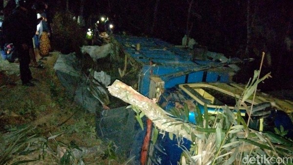 Truk Masuk Jurang di Kajoran Magelang: 6 Penumpang Luka-Luka