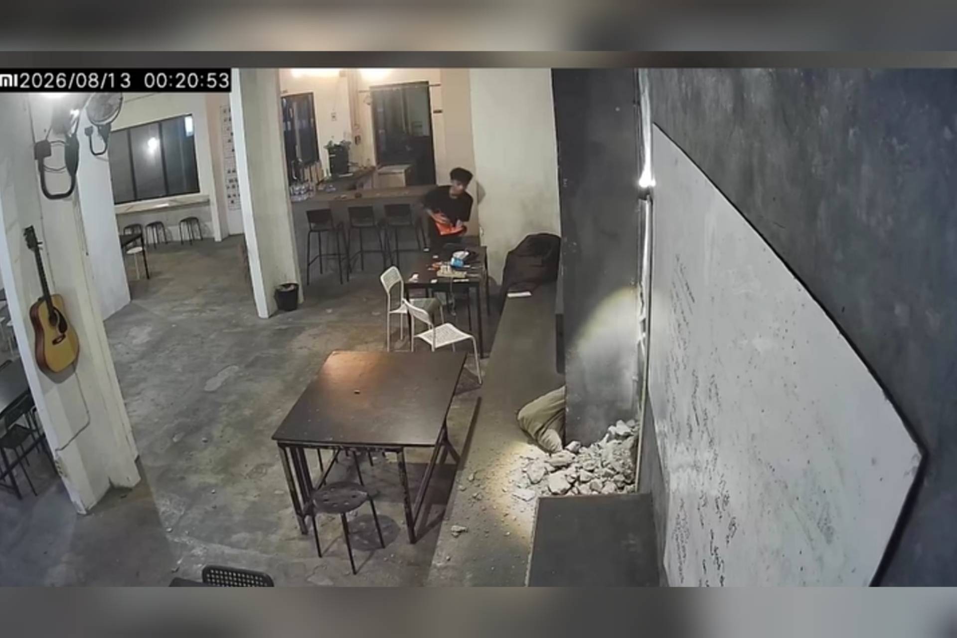 Gegara Musik? Tembok Kafe Ini Dijebol Tetangga, Pemilik Syok Pas Mau Lapor Polisi