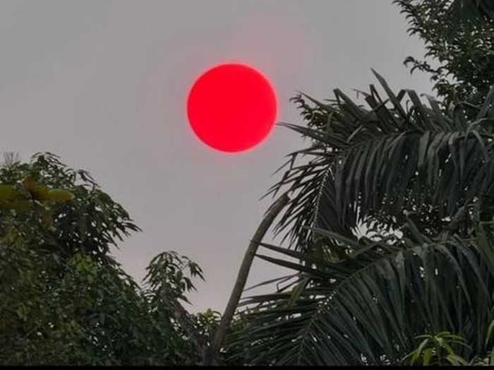 Matahari Merah Pekat Gegerkan Palangka Raya