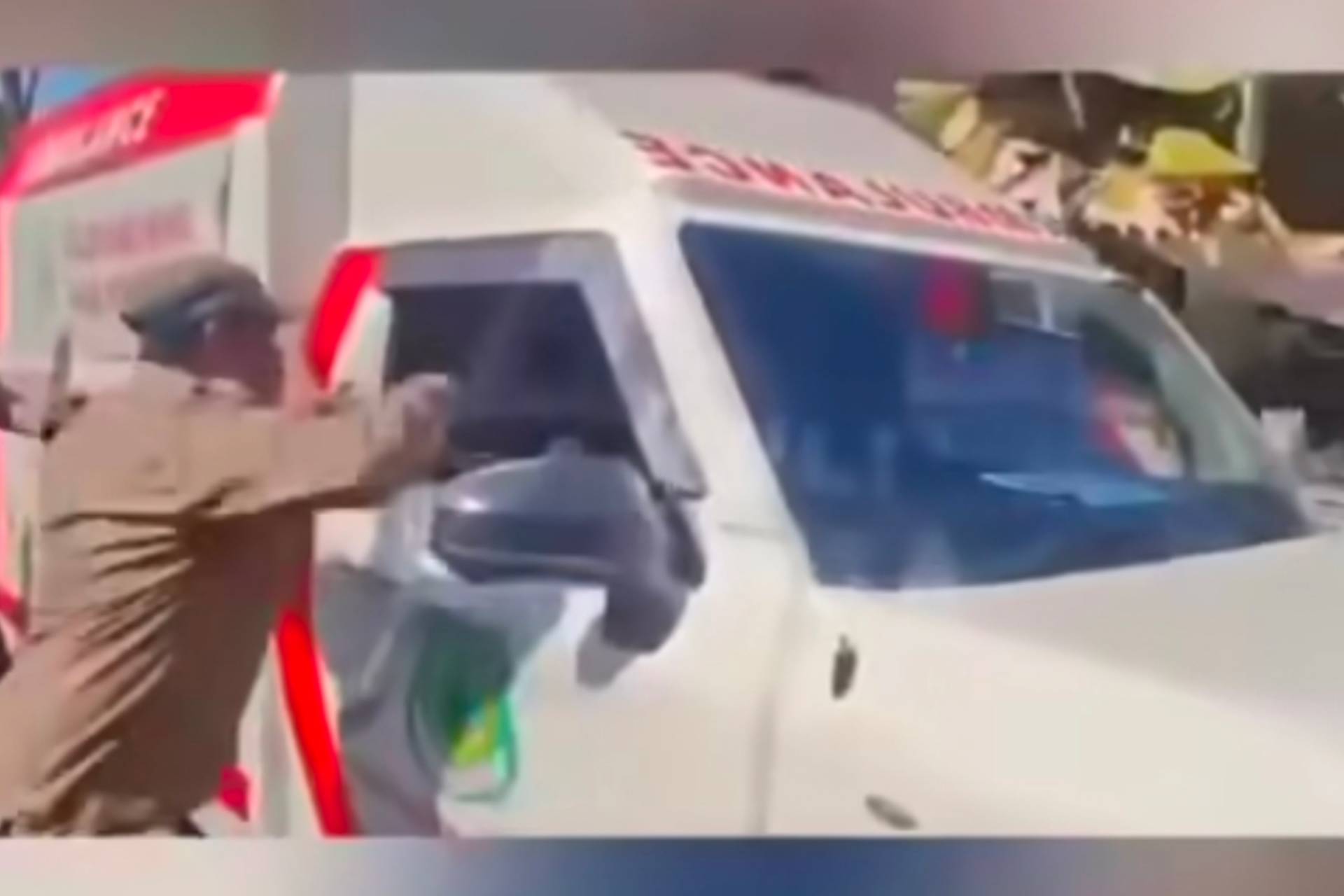 Parah! Ambulans Bawa Pasien Darurat Tabrak Penonton Karnaval 17-an, Sopir Malah Dikeroyok
