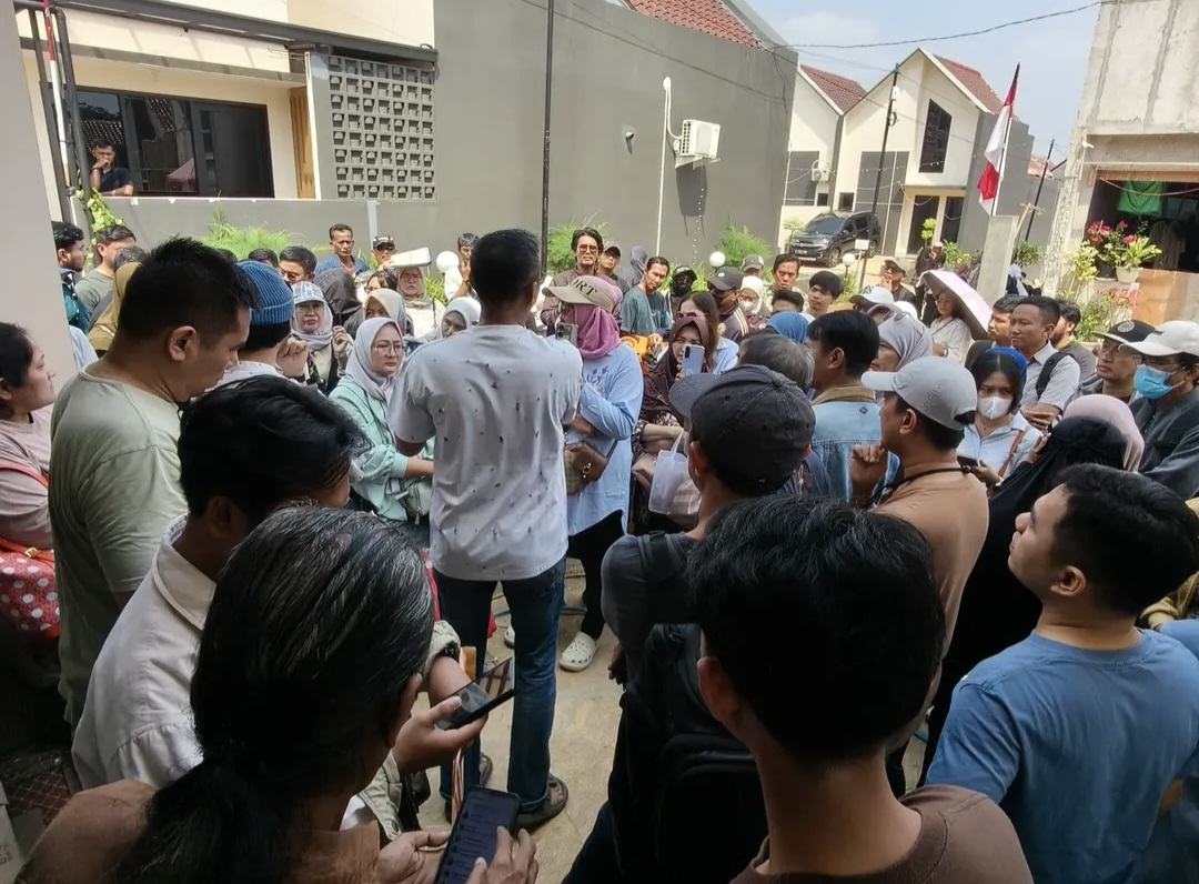 Rumah Tak Kunjung Selesai, Ratusan Konsumen Geruduk Uwais Village Depok