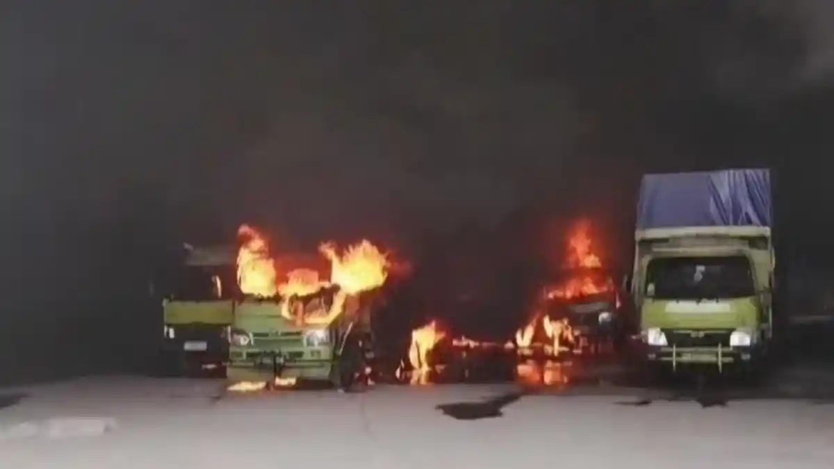 Kebakaran Pabrik Busa di Cileungsi Bogor, Lima Mobil Hangus Terbakar