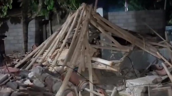 Tiga Warga Jember Luka-luka Tertimpa Pos Kamling Ambruk Ditabrak Truk Sound Horeg