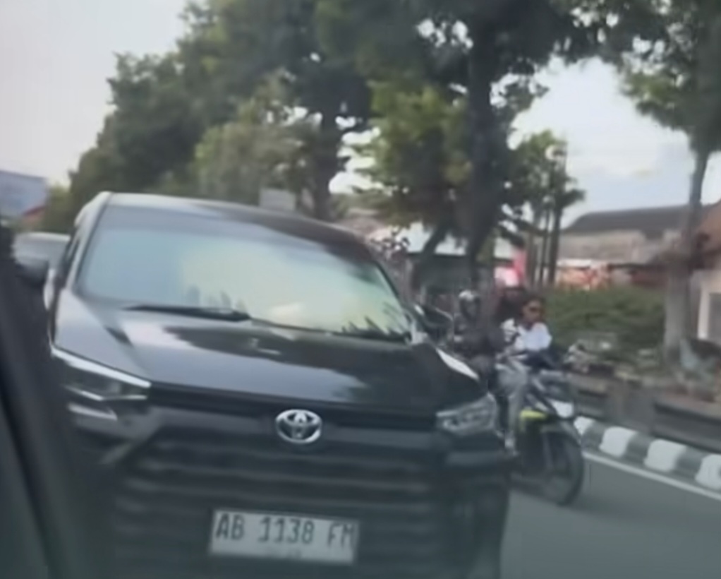 Diduga Karena Salah Paham, Aksi Saling Lempar Botol dan Kopi Bikin Netizen Geram