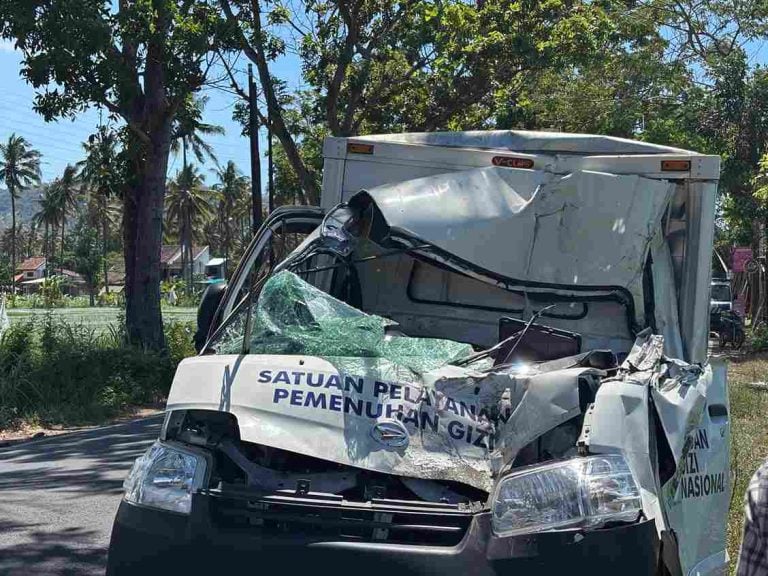 Mobil Operasional SPPG Bawa Ratusan Paket MBG Hantam Truk, Pegawai Tewas Mengenaskan