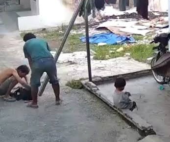 Diduga Tak Senang Tetangga Beli Mobil, Akses Jalan Dipalang Balok Kayu
