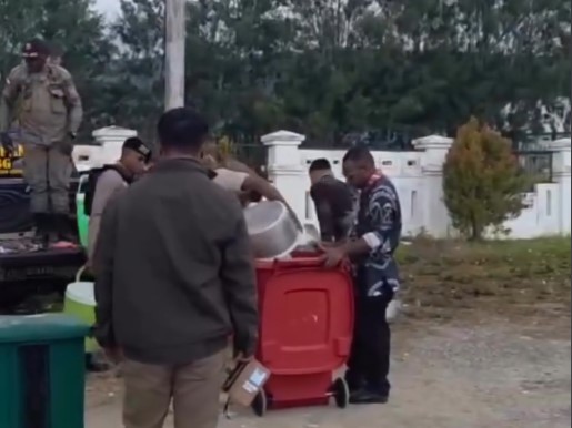 Geger! Bupati di Papua Razia Warung Makan dan Buang Nasi Setiap Hari Kamis, Ada Apa?