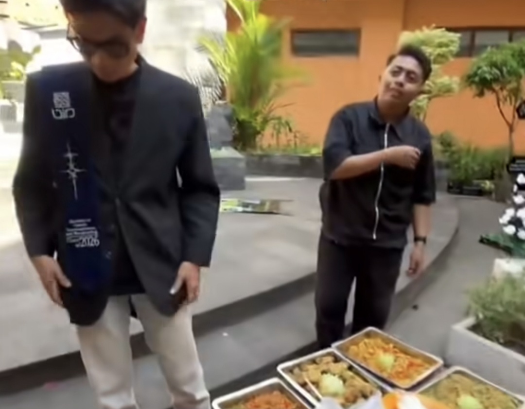 Viral Mahasiswa Rayakan Sidang Skripsi dengan Hajatan Mini, Bawa Katering Prasmanan Lengkap ke Kampus