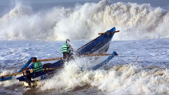 Gelombang 5 Meter Terjang Pantai Selatan Gunungkidul, Perahu Nelayan Tenggelam hingga Warung Rusak