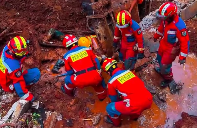2 Pekerja Tertimbun Beton di Jaktim, Evakuasi Berlangsung 3 Jam