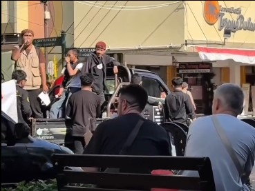 Heboh! Orasi Demo Berbahasa Inggris di Malioboro Bikin Dua Bule Terpukau