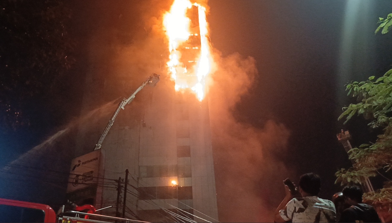 Kebakaran Melanda Gedung Bapenda DKI di Jakarta Pusat, 100 Petugas Dikerahkan