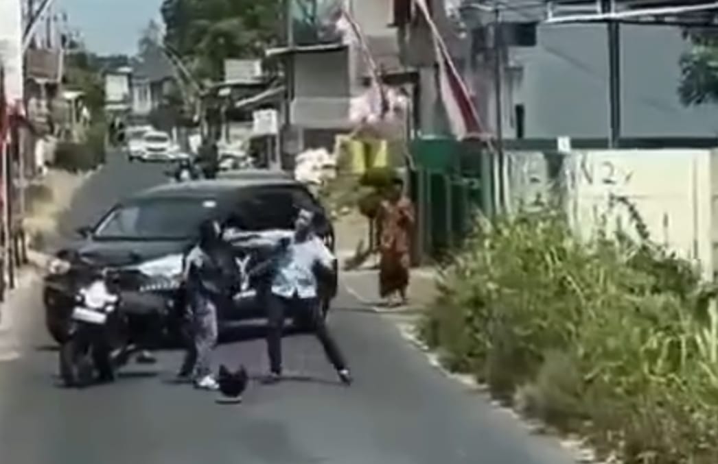 Dua Pengendara Terlibat Adu Jotos di Tengah Jalan, Warga Berusaha Melerai