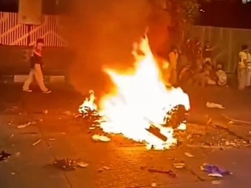 Mencekam! Dua Motor Dibakar Massa di Pos Polisi Pejompongan, Diduga Milik Intel