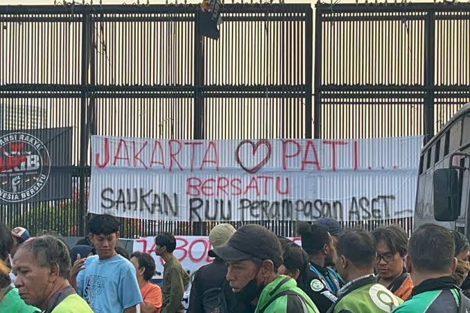 Gawat! Sinyal Komunikasi Lumpuh Total Saat Demo di DPR, Jurnalis Terpaksa Jalan Ratusan Meter Demi Kirim Berita